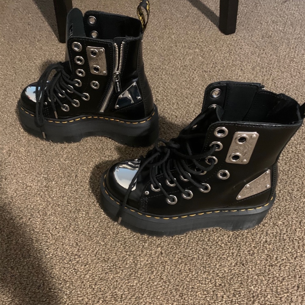 Dr.Martens( MAKE OFFERS)